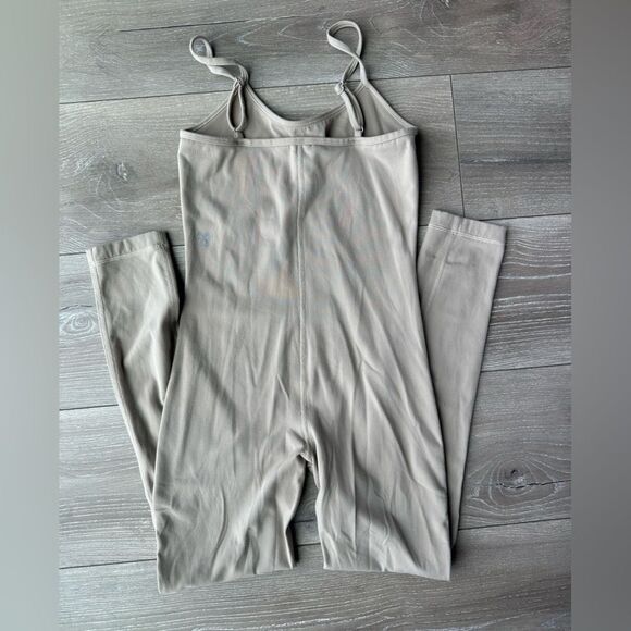 TnAction TnaBUTTER™ | Rhythm Lella
Scoop-neck jumpsuit - Picture 6 of 6